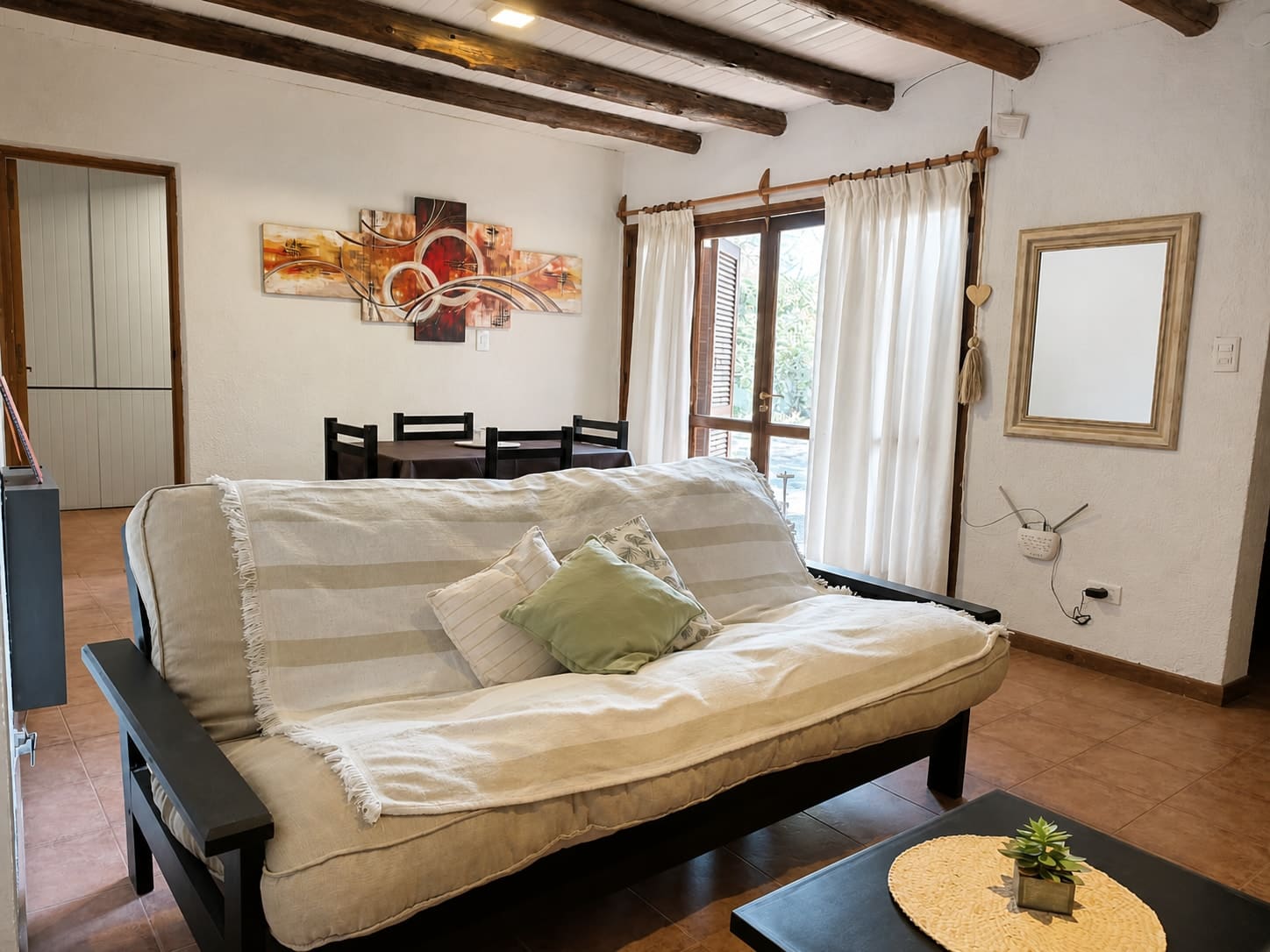 Departamento con living propio y cocina equipada en Espacio Raku