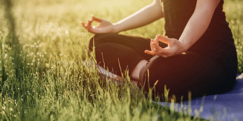 Práctica de acroyoga al aire libre