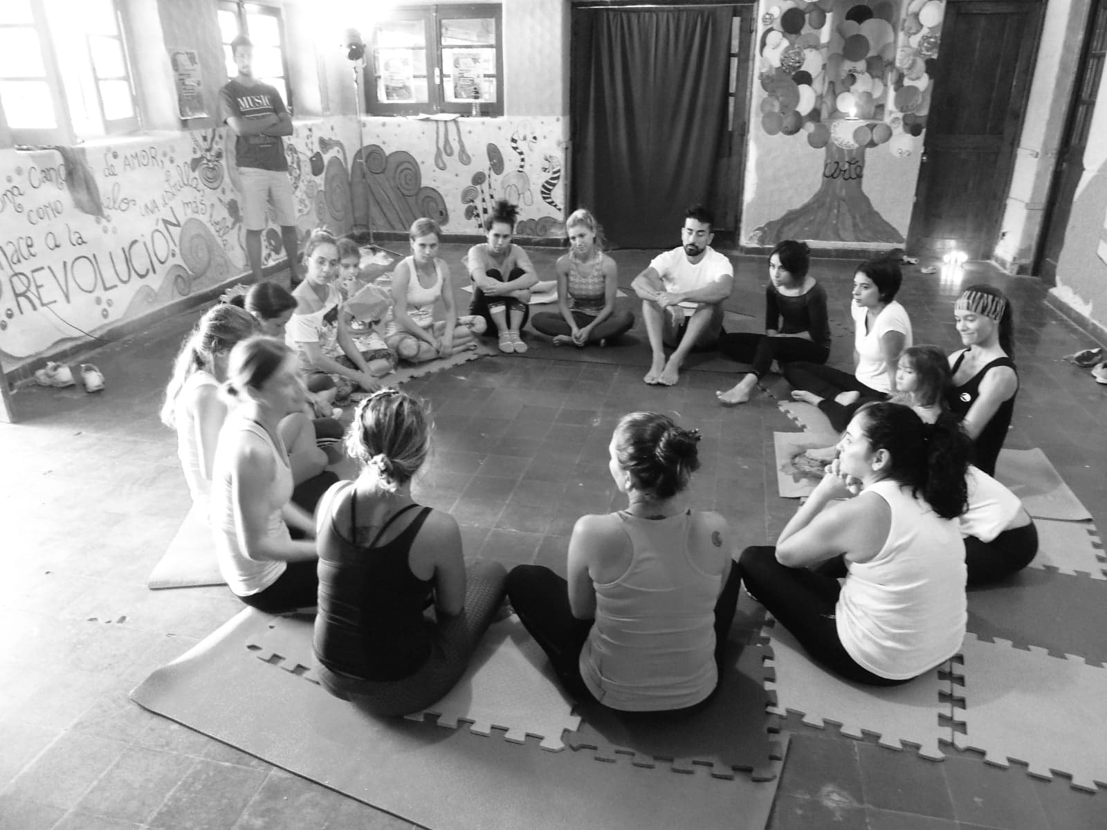 Grupo compartiendo una práctica de yoga y movimiento consciente