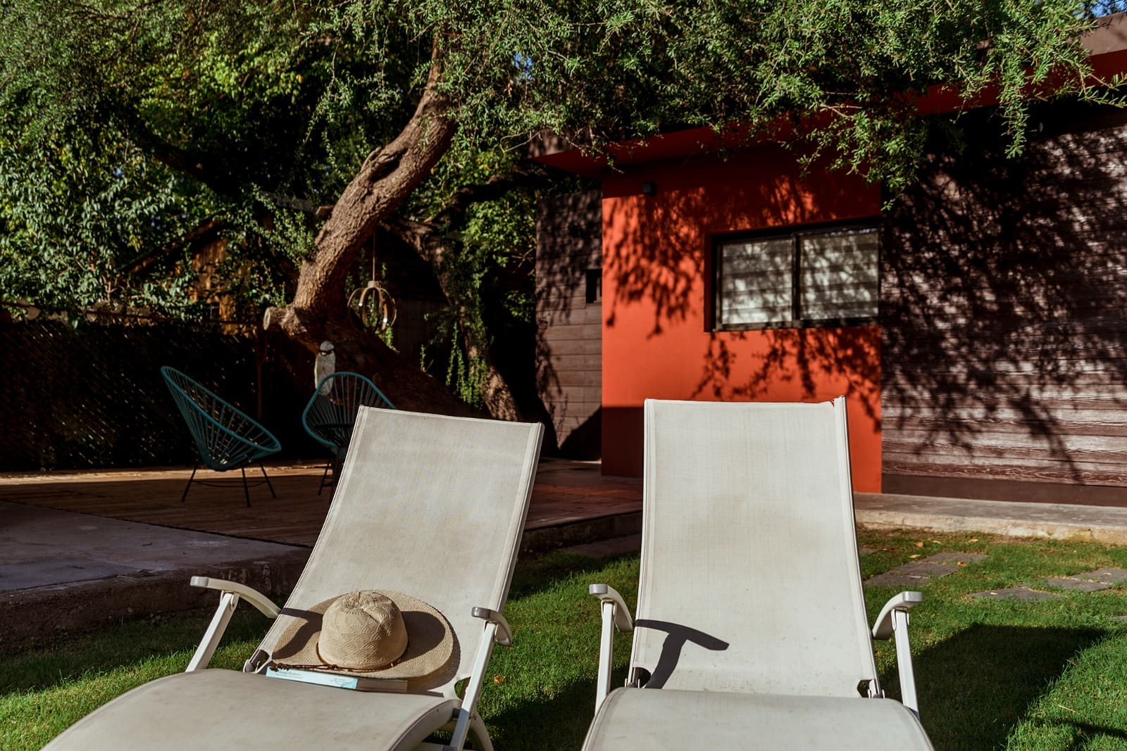 Piscina y jardín de Espacio Raku en Chacras de Coria, Mendoza